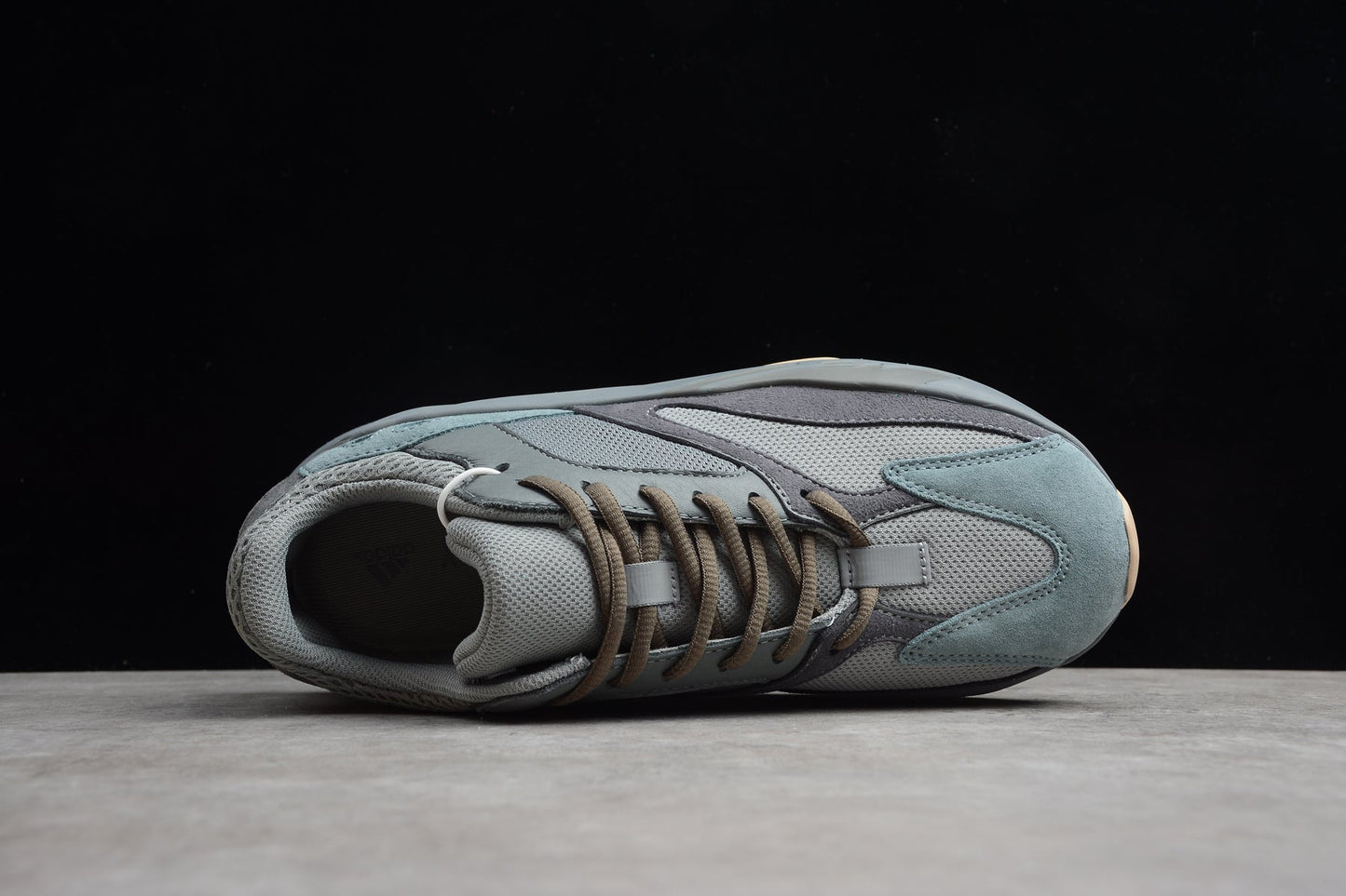 Adidas Yeezy 700