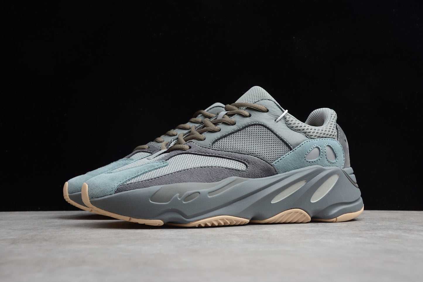 Adidas Yeezy 700