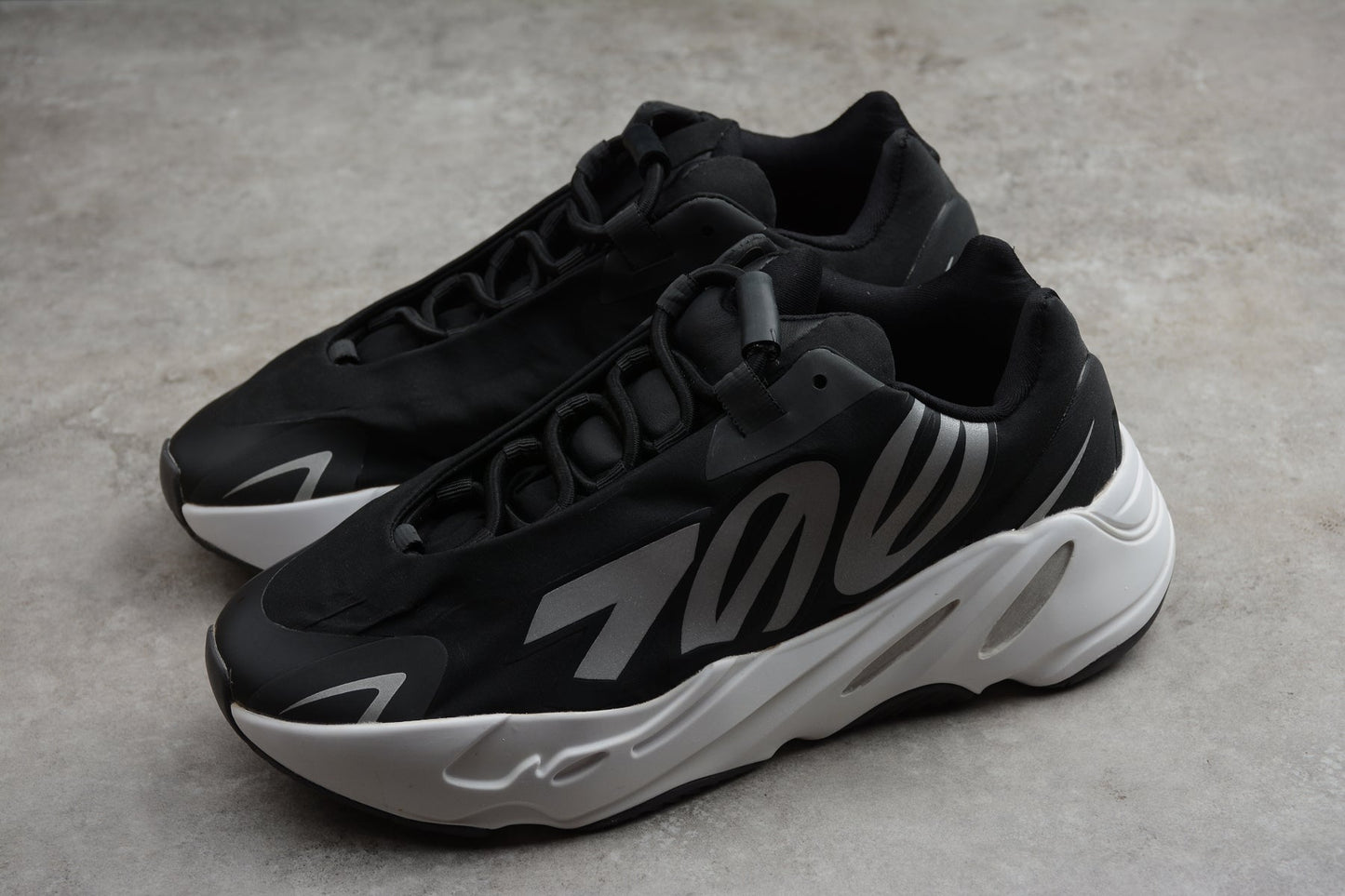 Adidas Yeezy 700