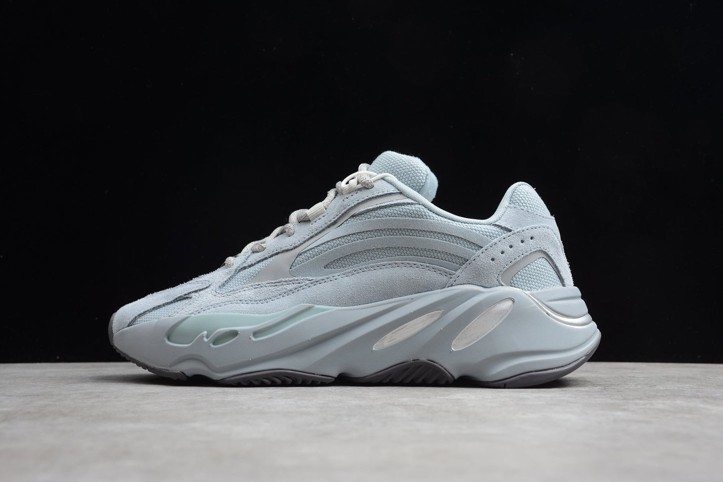 Adidas Yeezy 700