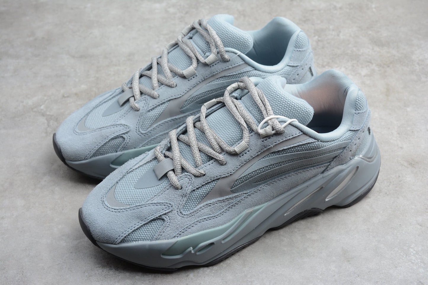 Adidas Yeezy 700