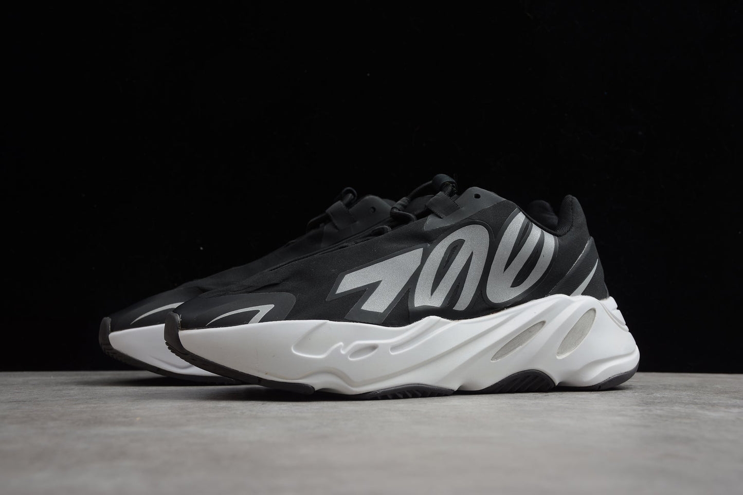 Adidas Yeezy 700