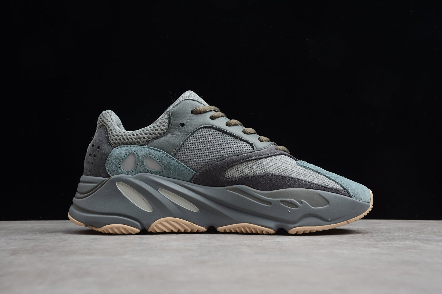 Adidas Yeezy 700