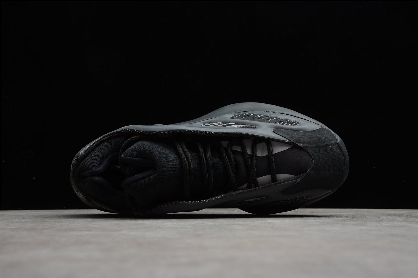 Adidas Yeezy 700