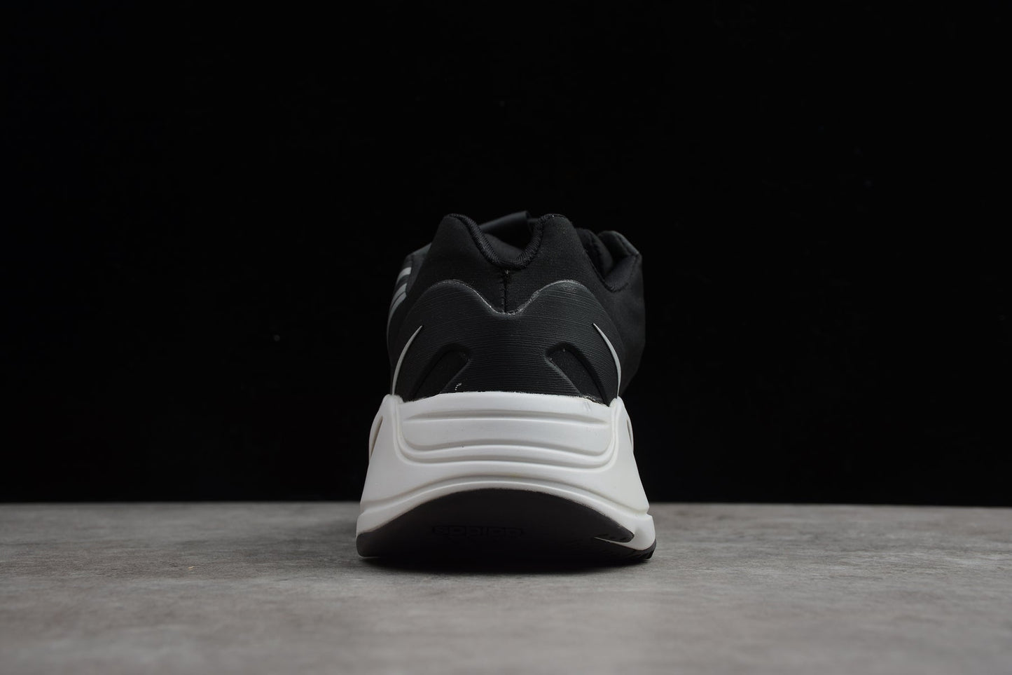 Adidas Yeezy 700
