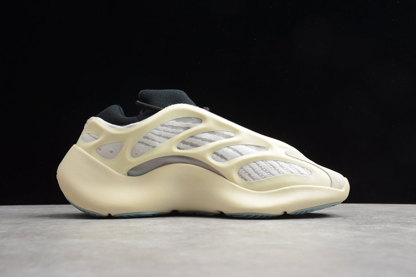 Adidas Yeezy 700