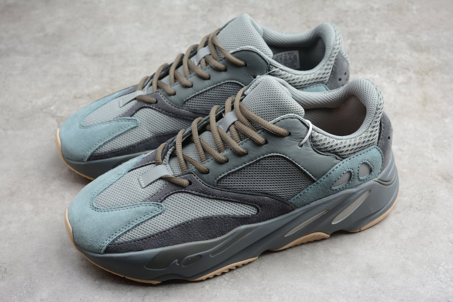 Adidas Yeezy 700