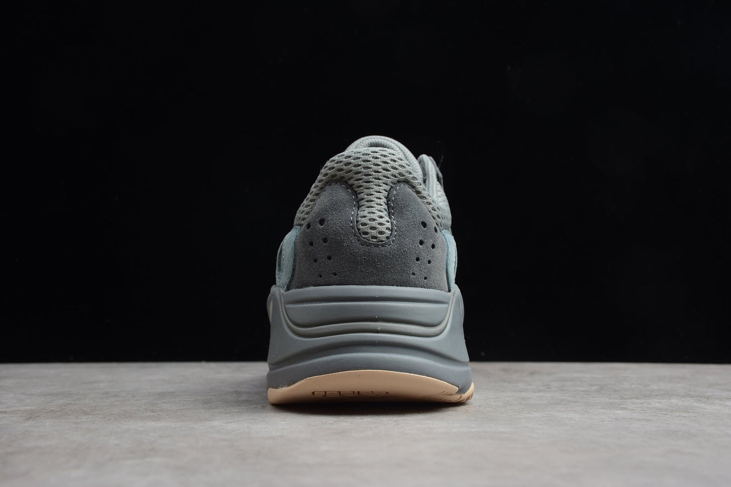 Adidas Yeezy 700