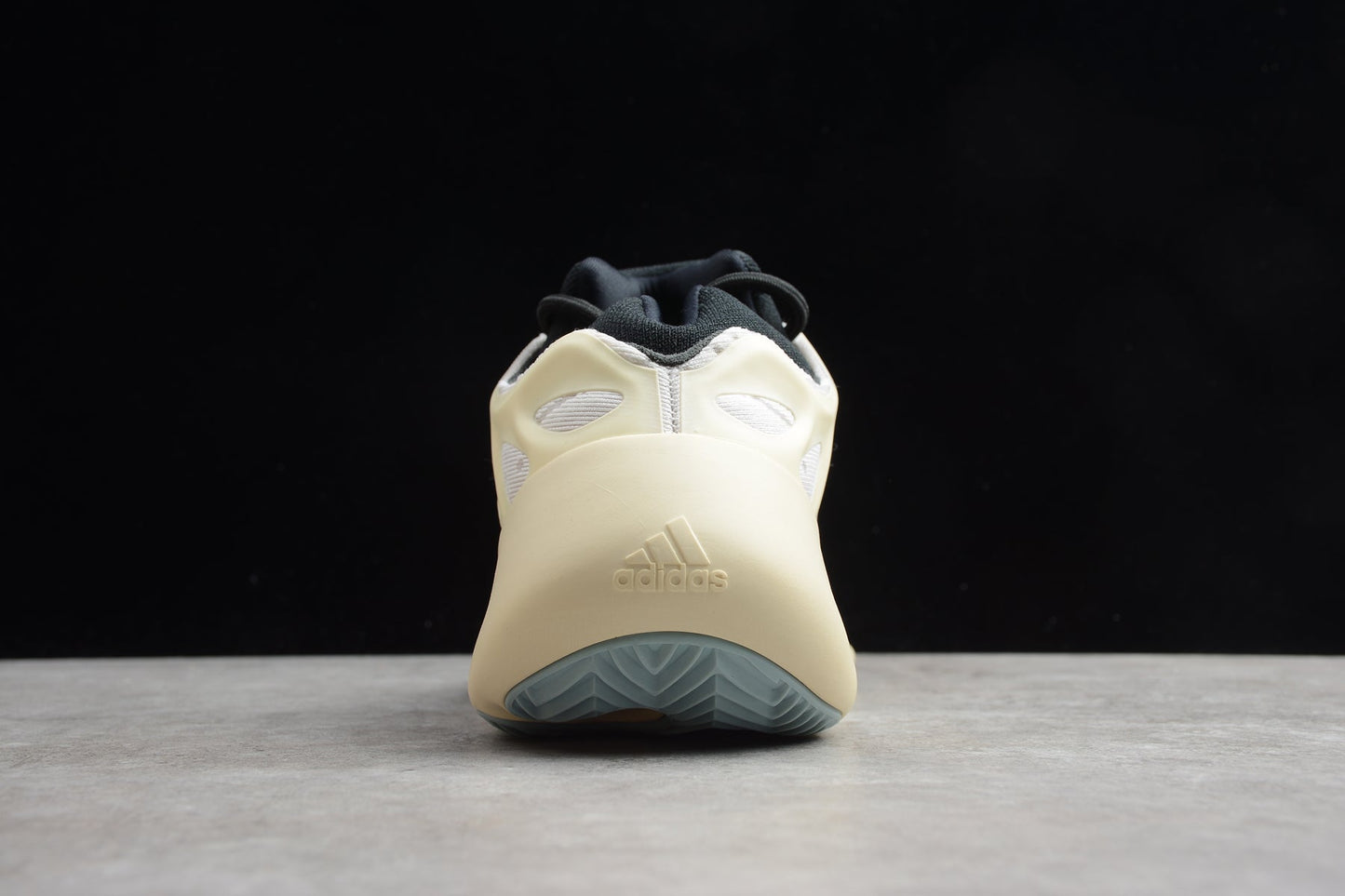 Adidas Yeezy 700