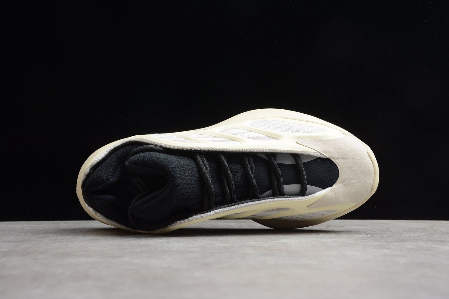 Adidas Yeezy 700