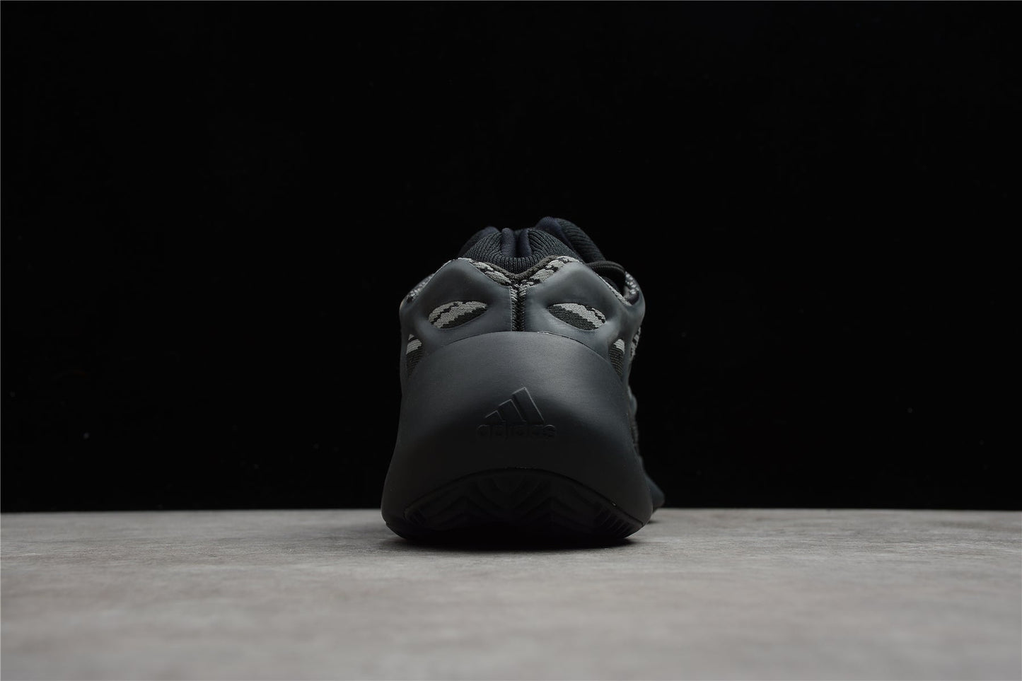 Adidas Yeezy 700